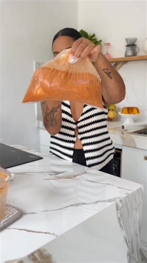 Sarah Almeida | Casa & Lifestyle on Instagram: "cada um tem um jeitinho de marinar as carnes, e esse é o meu 🤍 Lombo marinado 🤍 • 1kg e 500 lombo suíno • 1 pimentão • 1 cebola • molho inglês e molho de alho • 5 dentes de alho • 4 laranjas • 3 colheres de maionese (usei temperada) • sal, páprica defumada, lemon pepper, orégano e caldo de carne Processe tudo até ficar homogêneo. Faça furos no lombo e cubra com a marinada, se tiver saquinho pode colocar, se não, coloca em uma vasilha e tampe, lev