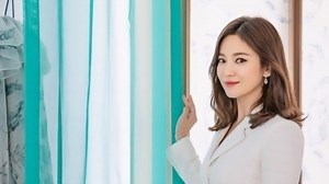 宋慧乔近照曝光 穿白色西装裙优雅依旧