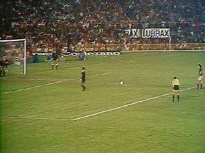 No maior público da história do Clássico dos Milhões, 174.770 pessoas foram ao Maracanã na final da Taça Guanabara de 76. Nos pênaltis, bastava Zico fazer o dele para dar o título ao Fla, mas Mazarópi pegou não só o dele como o de Geraldo. O Vasco virou a disputa e foi campeão! ✏️: Mídia Vascaína | Vasco Connect