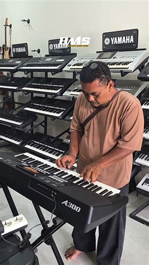 Arrival of guests from Lumajang, East Java, for the purchase of Medeli A300