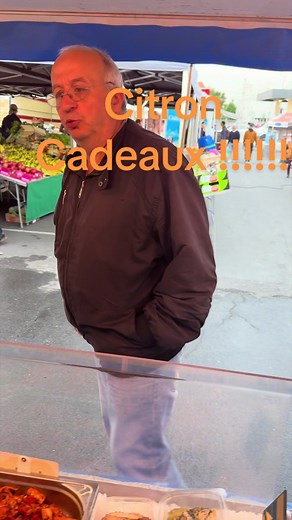 Garder son calme face aux clients difficiles au marché (vente de poisson)