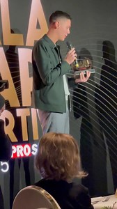 Discursul lui David Popovici! La Gala Marilor Sportivi organizată de ProSport, sportivul anului a fost desemnat nimeni altul decât David Popovici! Indubitabil, el este sportivul anului. Înainte de a urca pe scenă i s-a spus că este un simbol al României de azi. Indubitabil, așa este. Ori așa ar trebui să fie. David Popovici a mulțumit, a început să vorbească și a arătat de ce. De ce este un adevărat simbol? De pildă, este un orator excelent. Este un motivator extraordinar. Nu trebuie să fii neap