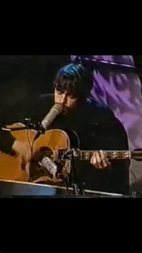 𝐑𝐨𝐜𝐤 𝐨𝐟 𝐭𝐡𝐞 𝟗𝟎𝐬 on Instagram: "Everlong by Dave Grohl (Acoustic) [Live on Howard Stern] • Dave Grohl wrote the song about Veruca Salt frontwoman Louise Post, whom he was dating after separating from his first wife, Jennifer Youngblood. He said "Everlong" is about "being connected to someone so much that not only do you love them physically and spiritually, but when you sing along with them you harmonize perfectly." • #rockofthe90s #90s #90smusic #rockmusic #foofighters #davegrohl #ku