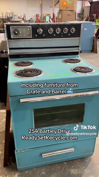 Open 7 days a week! Weekdays 11-7pm and weekends 11-6! #toronto #fyp #ontario #thrift