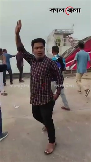 ফেরিতে ওঠার সময় যাত্রীসহ বাস উল্টে নদীতে #rajbari #dowlodia #viralvideo #kalbela