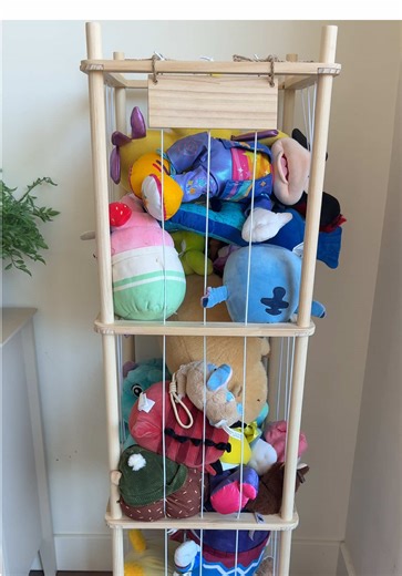 This wooden “zoo-style” stuffed animal organizer keeps kids’ rooms tidy and fun. 🤩🧸✨ Its sturdy wooden frame and vertical design save space while displaying all their favorite plush toys. Perfect for nurseries, playrooms, or as a practical and decorative gift. #ToyOrganization #OrganizadorDeJuguetes #KidsRoomDecor #PlayroomInspo #MomLifeHacks @Karla Celis | Home