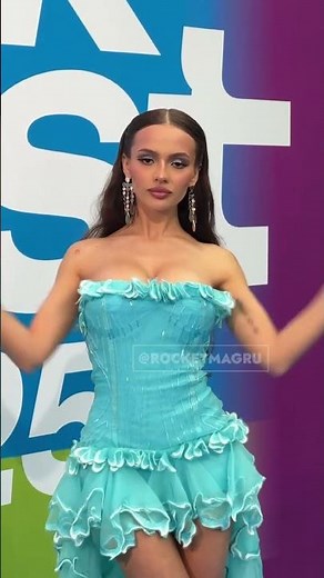 Роскошная Валя Карнавал появилась на синей дорожке VK FEST в Москве🩵 #rocketmagru #валякарнавал