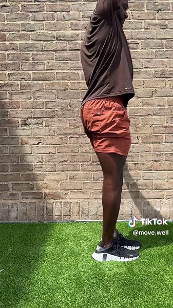 The overhead dumbbell reverse lunge helps increase strength and stability in the shoulders, core, and lower body. It’s a functional, full body movement that will help in all areas of physical performance. 𝐌𝐨𝐯𝐞𝐦𝐞𝐧𝐭 𝐓𝐢𝐩𝐬 • Don’t let the dumbbells sway in front of or behind your head. • As you lunge down, keep your chest upright and don’t allow your upper back to round. • Keep in the weight in your heels and don’t rise onto your toes during the lunge. Give this movement a try👍🏾 #MoveW