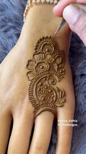 Beautiful BackhandHenna #henna #mehndi #mehndidesign #backhandmehndi #creativehenna #hennatatto