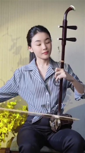 #MúsicaChina Mira cómo esta joven toca perfectamente el "violín chino". El erhu, también llamado nanhu, y ocasionalmente denominado en occidente como «violín chino» o «violín chino de dos cuerdas» es un instrumento de cuerda frotada con dos cuerdas y que se toca con arco 🎻🎵🎶🤩🇨🇳 #CulturaChina #ChinaElSalvador #amistadverdadera | Embajada China SV