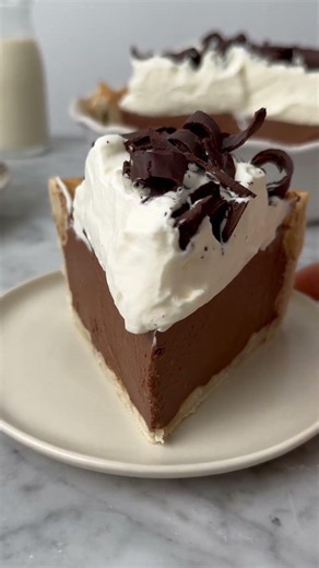 6 Ingredient Easy Vegan Chocolate Cream Pie- No tofu no nuts!
