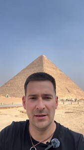 Les secrets de la pyramide du pharaon Kheops 7e des merveilles du monde antique, la pyramide de Kheops fait partie des 3 grandes pyramides du plateau de Giza à proximité du Caire. Appelée Grande pyramide, de son vrai nom L’horizon de Kheops, sa construction fut relatée par Herodote. Le trésor de sa mère Hetepheres Iere fut découvert a proximité dans l’une des pyramides de reines. Trésor architectural, elle a fait l’objet de nombreuses histoires notamment sur la constellation d’Orion. À très vite