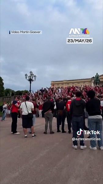 ¡La locura del Mundial en su máxima expresión! 🇳🇴⚽ Decenas de aficionados de Noruega celebraron su emocionante victoria 3-2 sobre Senegal realizando la emblemática