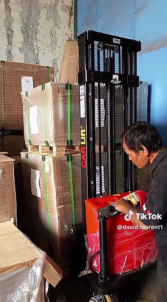 training unit buat pemula mereka biasa menggunakan hand stacker semi electric siap hubungi kami 0811 9711 28 #hand lift #hand lift electric #hand lift electric