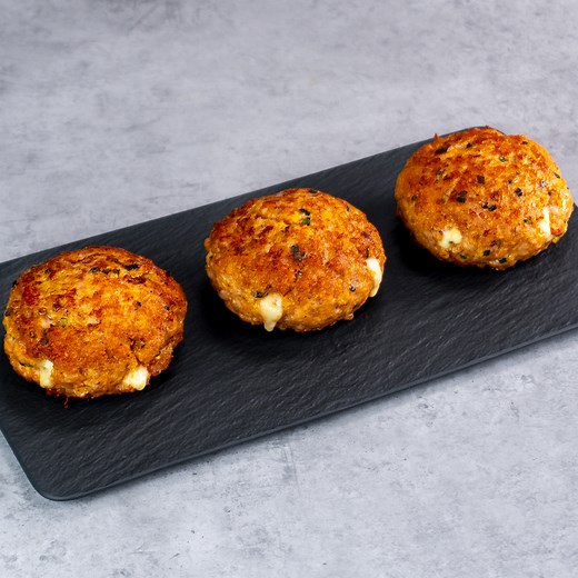 Ich habe ein „Brot“ aus Hackfleisch gebacken. Meine letzte Entdeckung in meinen modernen Frikadellen – mit Camembert-Käse drin. Sie schmelzen in deinem Mund! Zutaten: Hackfleisch - 500 g Eier - 1 Stück Semmelbrösel - 100 g Milch - 50 ml Knoblauchpulver - 5 g Salz - 5 g schwarzer Pfeffer - 5 g süßer Paprika - 5 g Camembertkäse - 100 g Öl - 30 ml | Schmackhaft.tv