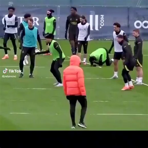 Olha o Mbappe no primeiro treino dele depois de perder a Copa do Mundo para a Argentina O Messão tava a um passo de dar um soco na cara desse mimadoDesnecessário dar esses bicudos