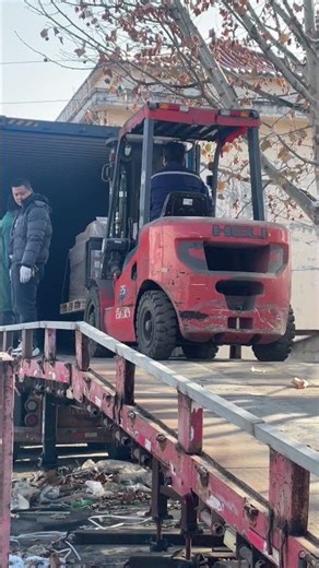 This is the art of container loading. #containerloading #logisticslife #freight #shipping