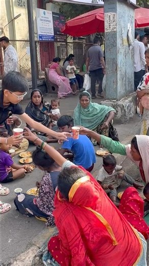 खुशियाँ बांटने से ख़ुसियाँ ही मिलती है #trend #helping #viralshorts #trending #viral #short #help