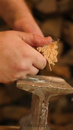 🔥 No Axe? He Split Firewood With a Hammer… and Nerves of Steel 😳