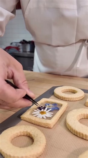Institute of Culinary Education on Instagram: "Instead of gifting your loved ones flower bouquets, why not gift them flowers that they can eat? 🌸🪟💐 Cue Chef Cope making these stunning Floral Window Cookies. They’re beautiful, delicious, and 100% edible! 💟🍪 👩‍🍳: @pastrychefdaily #ICEculinary Recipe ⤵️ 680g AP flour 225g Sugar 7g Baking powder 6g Salt 225g Butter 5 Eggs 400g Isomalt crystals Dried edible flowers Mealy Dough Mixing Method for Pâte Sucrée: 1. In a mixing bowl, whisk together