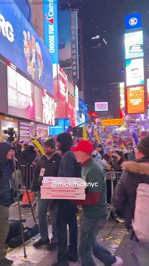 Getting a pizza delivery on @timessquarenyc on NYE 🍕 | New York Mickey