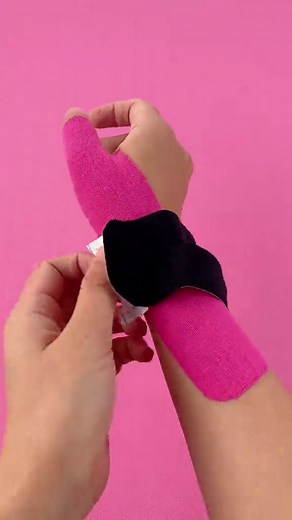 How to use kinesiology tape on the wrist and thumb? Hand tendonitis, arthritis in hands may cause joint pain, apply kinesiology tape will help to stimulate muscles, adjust muscle balance, and relieve discomfort symptoms#kinesiologytape #thumb #hand #wrist #jointpain #therapy