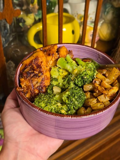 Easy vegan dinner magic tonight 💚 Cheesy broccoli, garlic potatoes, and our latest obsession: BBQ chik’n using JUST chicken 😋🍽 This combo never misses! #veganfood #vegandinner #easyveganmeals #cozyeating #carricore #mamakittylife #comfortfood #veganrecipes #plantpowered #foodreels #dinnerideas #lazyvegan #veganbbq #veganlife #whatveganseat #veganaf | Carri Annalisa