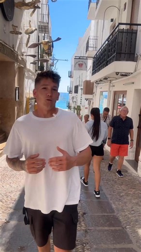 Du möchtest Closer werden und ortsunabhängig arbeiten? 🌴 Möchtest aber nicht nur Theorie, sondern wirklich ins Tun kommen, hast aber bisher noch nicht das richtige für dich gefunden? Dann lies weiter... In unserem Mentoring begleiten mein Bruder und ich Menschen, die sich als Remote Closer ein ortsunabhängiges Einkommen aufbauen wollen – auch ohne berufliche Vorerfahrung, aber mit echtem Willen zur Veränderung. ✅ Wichtig: Das hier ist keine klassische Ausbildung – und auch kein Jobangebot. Sond