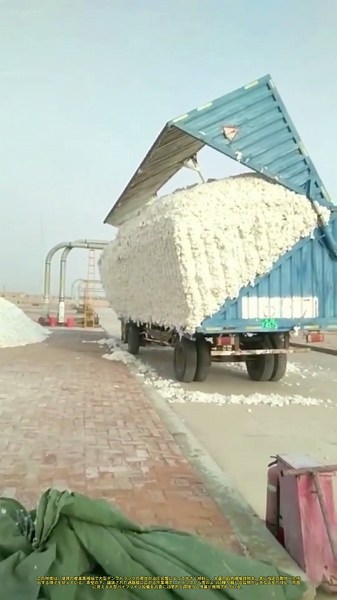 集積場への大量排出：ダンプトラックが繊維貨物を一括卸貨する