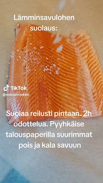 Lämminsavulohen suolausvinkki. Kun kala on savustamisen jälkeen jäähtynyt, voi sen laittaa vakuumiin ja viedä vaikka anopille lahjaksi #savustus #savustuspönttö #vakuumi #vakuumipussi #vakuumipussit #vacuum #vacuumseal ##leppä #suomitiktokit #suomitiktok #fish #kirjolohi #suomi #salt #saltbae #saltbaechef #suola