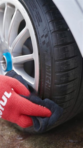 Le secret le moins bien gardé de tout le Vieux Port : Motul Wheel Clean pour nettoyer ses jantes, Motul Tyre Restorer pour raviver les flancs de ses pneus ! #motul #poweredbymotul #CarCare | Motul France