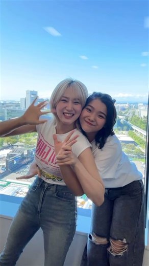 トロット・ガールズ・ジャパン公式（트롯걸스재팬） on Instagram: "#住田愛子 × #MAKOTO. #ダムダディダンス ✌️ 簡単&キュートなサビのダンスに注目✨ みんなも踊ってみてね🫶 #ダムダディ ミュージックビデオや歌唱動画など トロット公式YouTubeにて配信中👀 → https://youtube.com/@trotgirlsjapan?si=zEmlMg5hFMweUCtF 🌈最新ライブ情報🌈 トロット・ガールズ・ジャパン 東京コンサート〜川の流れのように〜 11/3(日) 場所:Club eX (東京) 【1部】 ファンミーティング 14:30開演 6,800円（税込み） 【2部】 コンサート 18:00開演 9,800円（税込み） ※3歳以上の方はチケットが必要となります。 チケット購入はコチラから🎟️ 📍trot-japan.com/schedules/50948 トロットガールズ 💃 #あさ陽あい ( 아사히아이 ) #東亜樹 (아즈마아키 ) #歌心りえ (우타고코로리에 ) #かのうみゆ (카노미유 ) #キムソヒ（김소희 ） #寿