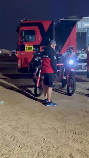 🇸🇦 Ian olthof Dakar Update: Vandaag is de route in totaal 504 km lang, de special is 400km. Op weg landinwaarts naar Al Ula wordt het terrein snel bergachtig en ruig. In de eerste 200 kilometer wisselt het tempo voortdurend: snelle stukken worden afgewisseld met smalle, bochtige en rotsachtige passages. Ian is om 6.50 uur (4.50 bij ons)vertrokken vanaf het Bivak en start om 8.35 (6.35 bij ons) met de special. | Goedemorgen Hellendoorn
