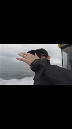 BIGLA NYA AKONG HINALIKAN RAMDAM KO YUNG LABI NYA SA LABI KO KAYA AKO ANG UNANG HUMIWALAY SAKANYA PERO ITONG KUMAG NA ITO AY NAKA NGITI KAYA SINAMPAL KO SYA KASE NAKAKAINIS BASTA Y/N:BASTOS KA NANGHAHALIK KA NG WLANG SABI JEO:DIBA SABI KO SAYO EHH KAYA KITANG HALIKAN SA DALDAL MONG YAN Y/N:BALA KA JAN(SHET FIRST KISS KO YON) JEO:(JEO BAT MO YON GINAWA AT FIRST KISS MO YON) PA BALIK NA AKO NG CAMP SIDE KASE NAKITA KO SILANG NAKA UPO SA BONFIRE KAYA NAKISALI AKO DAHIL KITA KONG MASAYA SILA MAGA IA
