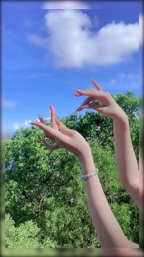 Fingers Dancing: Expressive Hand Gestures in Nature