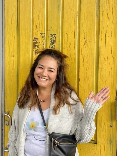 Who doesn’t love a yellow door! A perfect match to our plumeria tank top and grey chunky sweater. #yellow #sweaterootd #travel | Global Village