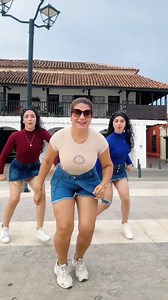 Retamos a las chinita @lauhamburger a bailar con las venezolanas 🇻🇪 La mini mini @eileenhollyfield06 @eliannyhollyfield mellas 💃💃 Maestro @rolando_8a 🪗 . A ver sus banderas mi gente linda !!! . | Sianiris Calvo