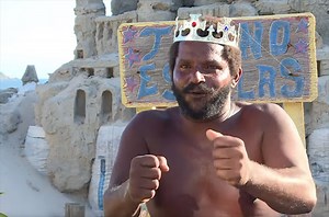 Cet homme vit depuis 22 ans dans un château de sable