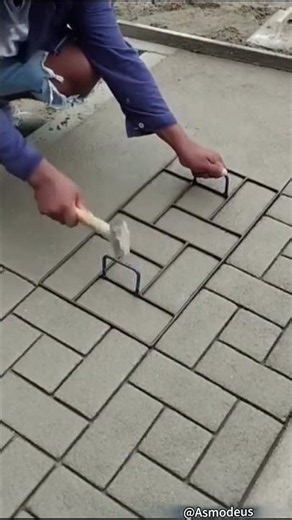 시멘트 바닥에 그래픽 철제 프레임을 인쇄하는 과정