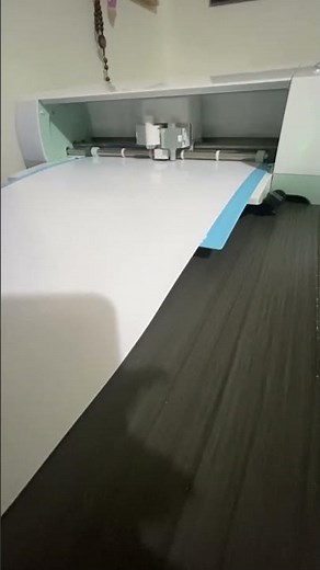 Cutting white Siser HTV vinyl on Cricut explore. #tshirtdesign #vinyl #crafts #machine #noise