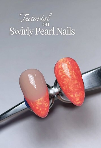 Let’s make these Swirly Pearl nails💅🏻 this design is perfect for beginners or those who don’t want to spend hours on nail art!😍 You can use this technique with any of our Seashell Collection polishes🤩 Featuring: Happy Days Sandy Shores #nailart #nailtutorial #summernails #easynailart