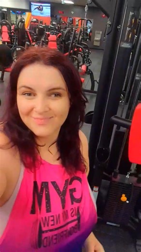 I’M BACK AT THE GYM and my muscles feel rested, strong, and ready 🔥💪 No food noise. No distractions. Just me, my grind, and my KANGEN WATER 💜💦 — keeping me hydrated, focused, and unstoppable. Stacking mental wins physical gains every single rep. Every set. Every drop of sweat is a reminder that habits are locked innnnnnnnnn 💪😎 Upper body progress? Looking fire 😌🔥 Dimples thriving while I push through — yes, I think I’m hilarious, and yes, I’m loving it 😂 This is the best kind of self-ca