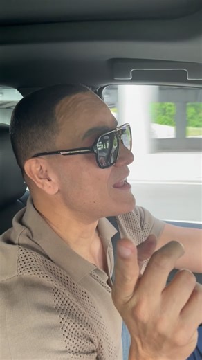 Víctor Manuelle on Instagram: "Definitivamente este va a ser el tema de la Navidad este año. Vayan aprendiéndoselo para que lo canten en todas las trullas. “PR es Navidad” incluido en mi nueva producción navideña “La parranda es mía”. ¡Prontooooooo!!!!!"