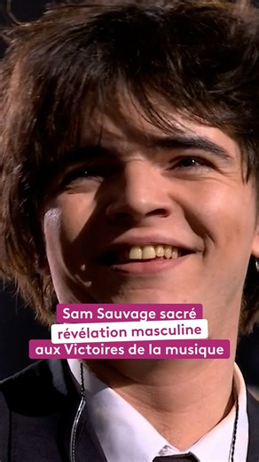 Sam Sauvage sacré révélation masculine aux Victoires de la musique 🔥 Quelques minutes avant, le chanteur mettait le feu à la Seine Musicale avec « Les gens qui dansent » ! 👉 La 41ᵉ cérémonie des Victoires de la musique est à (re)voir sur http://france.tv (lien en bio 📌). | France tv