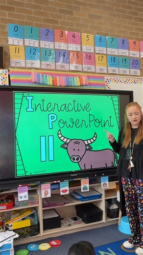 Top Teacher 💛 +10K teacher resources on Instagram: "The amazing @groovy_mrs_b has been using our Phonics Digraph ‘ll’ Digital PowerPoint to help her students practise and master their digraphs in an engaging, visual way 💛 Each slide follows an explicit, interactive structure to help students: 👀 See the sound in words 🎧 Hear and pronounce it correctly ✏️ Apply it through spelling and reading tasks It’s a perfect blend of visual learning and hands-on phonics practice — and it’s all ready to us