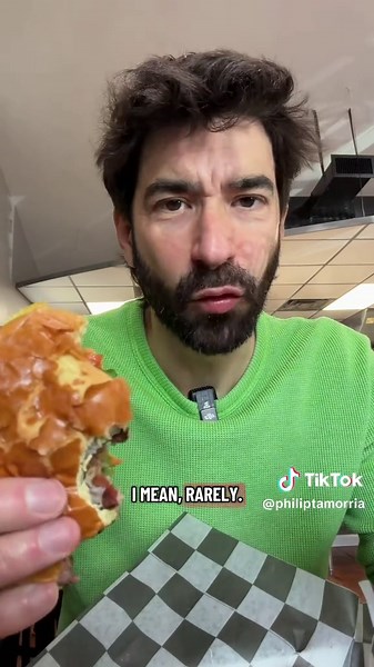On my way to Udvar-Hazy, I stopped by The Burger Shack to build a burger for lunch. I love that they have a few different bun options to choose from. Solid burger, tasty meat, crispy bacon, good toppings and a fair price. Totally underrated if you ask me. #burgerlovers #baconburger #chantillyva #northernva #philiptamorria