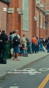 Negli Stati Uniti, centinaia di migliaia di persone senza dimora vengo-no emarginate e criminalizzate. #IlFattoreUmano racconta le loro storie, con la potente narrazione musicale di Tom Waits. Un viaggio tra chi ha perso tutto. Questa sera in seconda serata su #Rai3. | Rai3