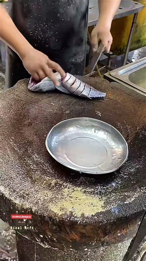 Mastering the Art of Skipjack Tuna Cutting 🐟🔪 #SkipjackTuna #FishCutting #Shorts