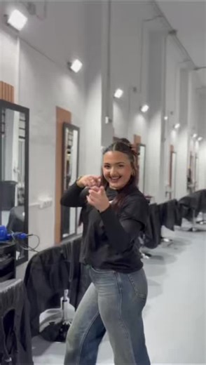 Desde la Academia SeCu queremos mostraros una breve demostración de cómo realizar un alisado con secador, llevada a cabo por una de nuestras alumnas como parte de su formación. La demostración tiene lugar en nuestras instalaciones, situadas en la calle Doctor Plácido Bañuelo, nº 17, Academia SeCu. Si te interesa formarte con nosotros, puedes inscribirte llamando a los teléfonos 637 116 142 o 617 318 064, o escribiéndonos al correo academiasecuformarcion@gmail.com. Además, en la Academia SeCu tam