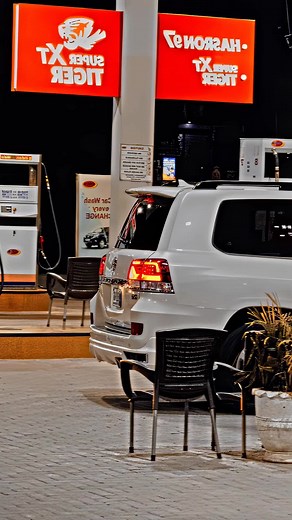 Exploring the V8 Land Cruiser: Power and Performance